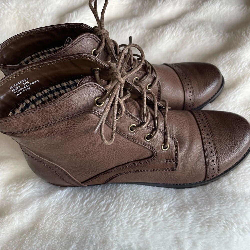 Brown Lace-Up Bass - “Pamela” Ankle Boots! Never worn & Size 10! 🤎